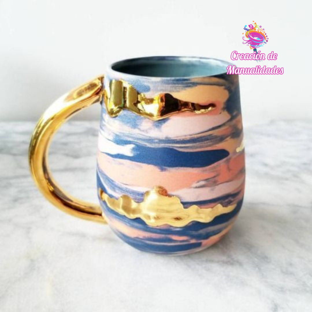 Taza decorada con asa de acabado dorado